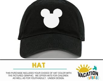 Può includere: Cappellino da baseball nero con un grafico bianco a forma di testa di Topolino. Il testo "VACATION VIBES" è sul lato del cappello.