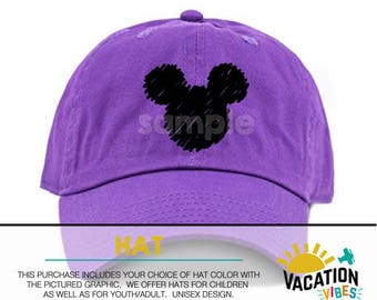 Può includere: Cappellino da baseball viola con un grafico di testa di Topolino nero. Il testo "Vacation Vibes" è su un grafico di sole giallo nell'angolo in basso a destra.
