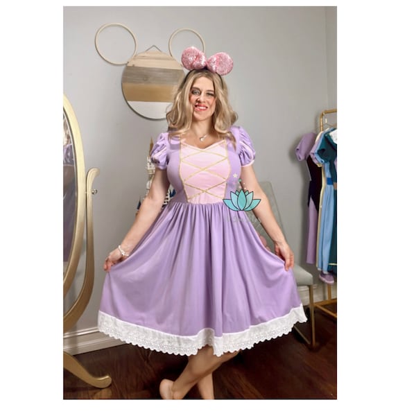 Robe inspirée de Raiponce, robe de princesse pour femme, robe de princesse adulte, cape en velours violet, robe élégante, robe intemporelle, cadeau pour elle