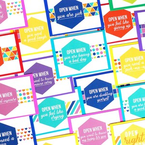 Op de afbeelding: Een set kleurrijke kaarten met bemoedigende berichten voor verschillende situaties. Elke kaart heeft een andere kleur en patroon, en de tekst staat in een witte zeshoek. De berichten zijn: "Openen wanneer je een goede lach nodig hebt", "Openen wanneer je ziek bent", "Openen wanneer je je wilt overgeven", "Openen wanneer je een slechte dag hebt", "Openen wanneer je een oppepper nodig hebt", "Openen wanneer je wilt huilen", "Openen wanneer je aan jezelf twijfelt", "Openen wanneer je mijn hoop voor je wilt weten", en "Openen wanneer je moet weten dat iemand om je geeft".