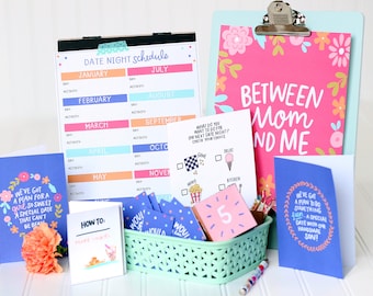 Puede incluir: Una colección de artículos temáticos para citas nocturnas, que incluyen un calendario, tarjetas y una lista de verificación. El calendario está etiquetado como "Date Night Schedule" y tiene meses enumerados. Las tarjetas tienen diseños florales y texto.