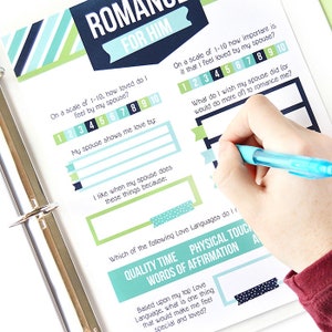Op de afbeelding: Een printbaar werkblad met een blauw, groen en wit kleurenschema. Het werkblad heeft de titel "Romantiek voor hem" en bevat vragen over hoe geliefd iemand zich voelt door zijn partner en hoe hij liefde toont. Het werkblad bevat ook een sectie over liefdestaal.