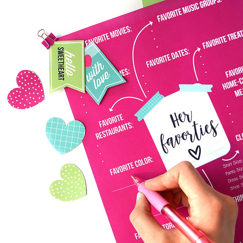 Op de afbeelding: Een roze printbaar werkblad met de titel "Haar favorieten" in een witte pot met een blauw-wit gestreept deksel. Het werkblad heeft secties voor favoriete films, muziekgroepen, dates, restaurants, kleur en lekkernijen. Er zijn ook drie hartvormige stickers in roze, groen en blauw.
