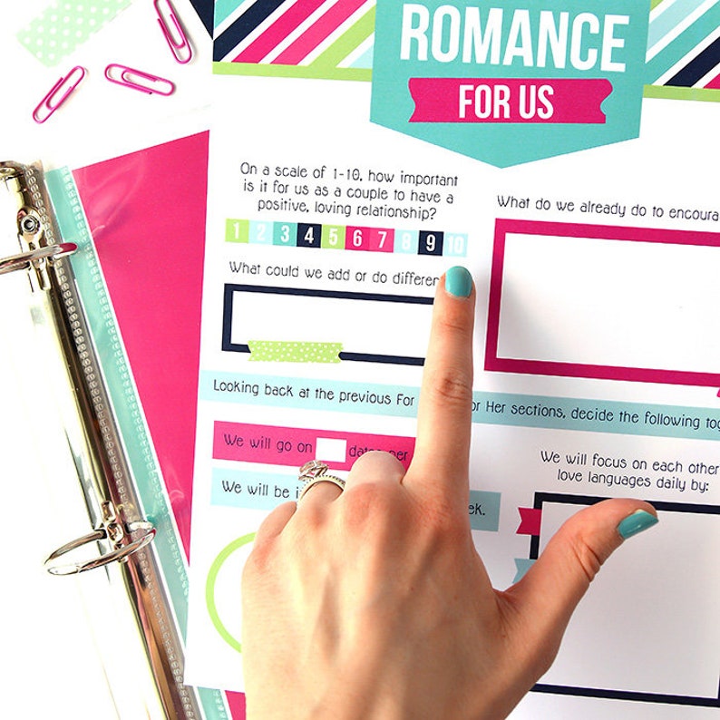 Op de afbeelding: Een printbaar werkblad met een roze, blauwe en groene kleurschema. Het werkblad heeft de titel "Romance for Us" en bevat vragen over de relatie van een stel. De vragen zijn: "Op een schaal van 1 tot 10, hoe belangrijk is het voor ons als stel om een positieve, liefdevolle relatie te hebben?" en "Wat kunnen we toevoegen of anders doen?"