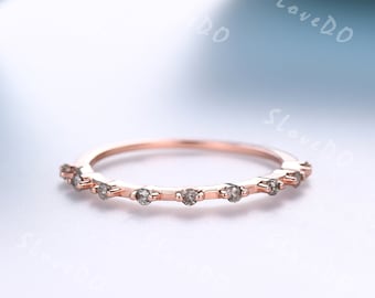 Delicado anillo minimalista de oro rosa con diamantes de 1,5 mm en color sal y pimienta.