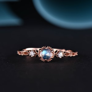 Anillo de piedra lunar arcoíris delicado, anillo de compromiso con piedra lunar, anillo de piedra lunar de oro rosa, anillo delicado, anillo vintage con piedra lunar, anillo de promesa