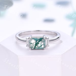 Anillo de bodas de ágata de musgo de corte esmeralda natural, banda de diamante de ágata verde minimalista, anillo a juego de oro blanco, regalo de mujer nupcial de diamante baguette