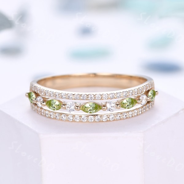 Anillo vintage de peridoto y moissanita con marquesa: alianza de oro para aniversario