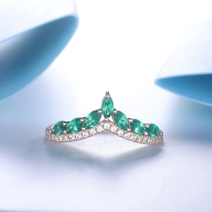 Emerald Wedding Ring, Vintage Emerald Stacking Ring, Emerald Diamond Ring, V Curved Matching Band, Green Gemstone Ring