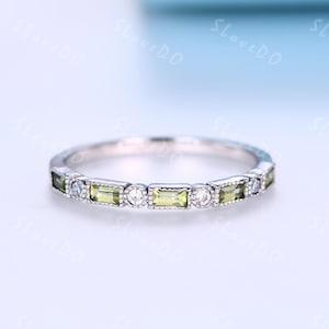 Alianza de peridoto vintage: anillo apilable de oro blanco con corte baguette