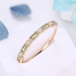 Vintage Peridot Opal Ehering, Gelbgold Ehering im Baguetteschliff, einzigartiger Stapelring, Geburtssteinring, Jubiläumsgeschenk