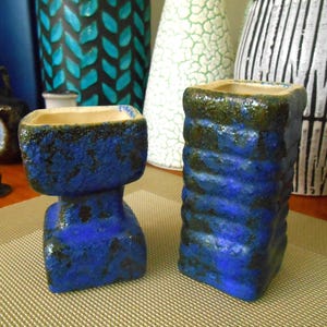 Vintage blauwe vazen uit de jaren 60, van Vest of Holland, vetlavaaardewerk voor de lounge, salontafel of bar, retro abstract midden van de eeuw modern