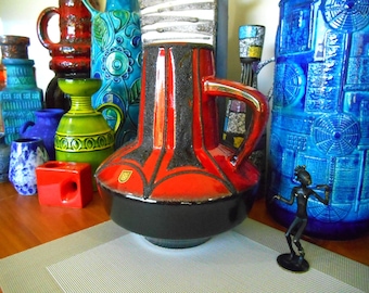Vase en poterie de lave grasse ouest-allemande vintage des années 1960, un design rouge moderne rétro du milieu du siècle.