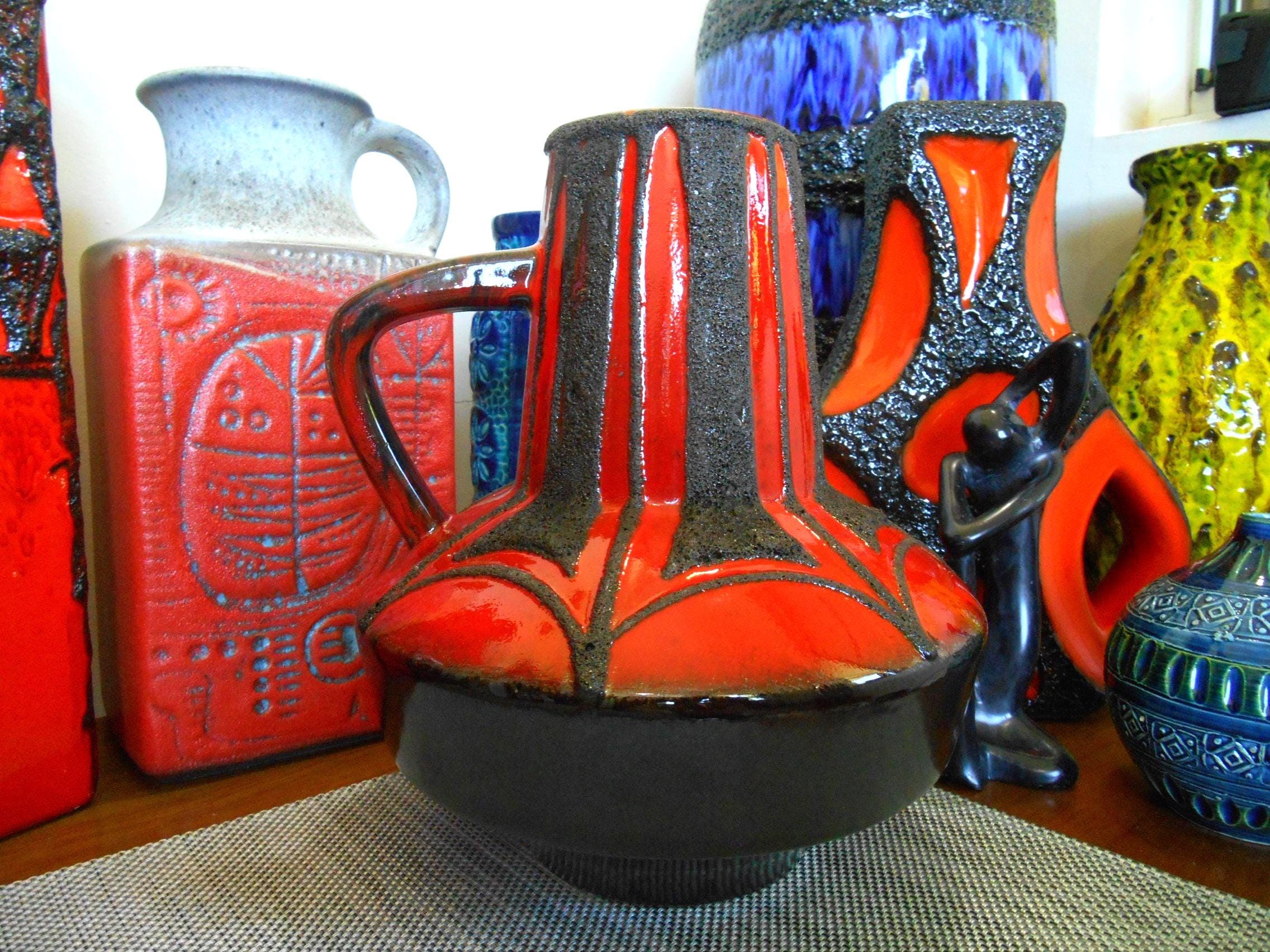 1960 年代のヴィンテージの太い溶岩陶器の花瓶、レトロなミッド
