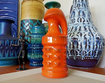 Może przedstawiać: Pomarańczowa ceramiczna wazon z fakturowaną powierzchnią i unikalnym wzorem. Wazon ma około 25 cm wysokości i wąską szyjkę.