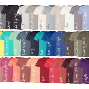 以下が含まれることがあります： 黄色、青、緑、赤など、さまざまな色のTシャツのコレクション。各シャツには、異なる色の名前が筆記体で表示されています。シャツは行に配置され、幅広い色合いとトーンを示しています。