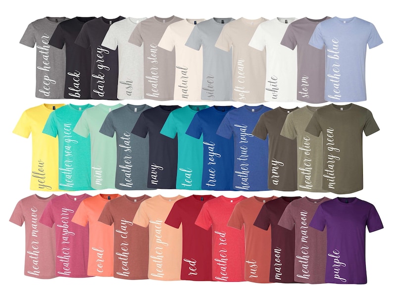 以下が含まれることがあります： 黄色、青、緑、赤など、さまざまな色のTシャツのコレクション。各シャツには、異なる色の名前が筆記体で表示されています。シャツは行に配置され、幅広い色合いとトーンを示しています。