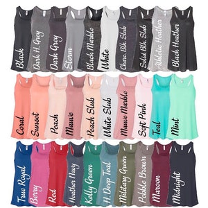 以下が含まれることがあります： 黒、白、グレー、ピンク、青、緑など、さまざまな色の女性用タンクトップのコレクション。 各タンクトップはレーサーバックのデザインです。 各タンクトップの下に色の名前が印刷されています。