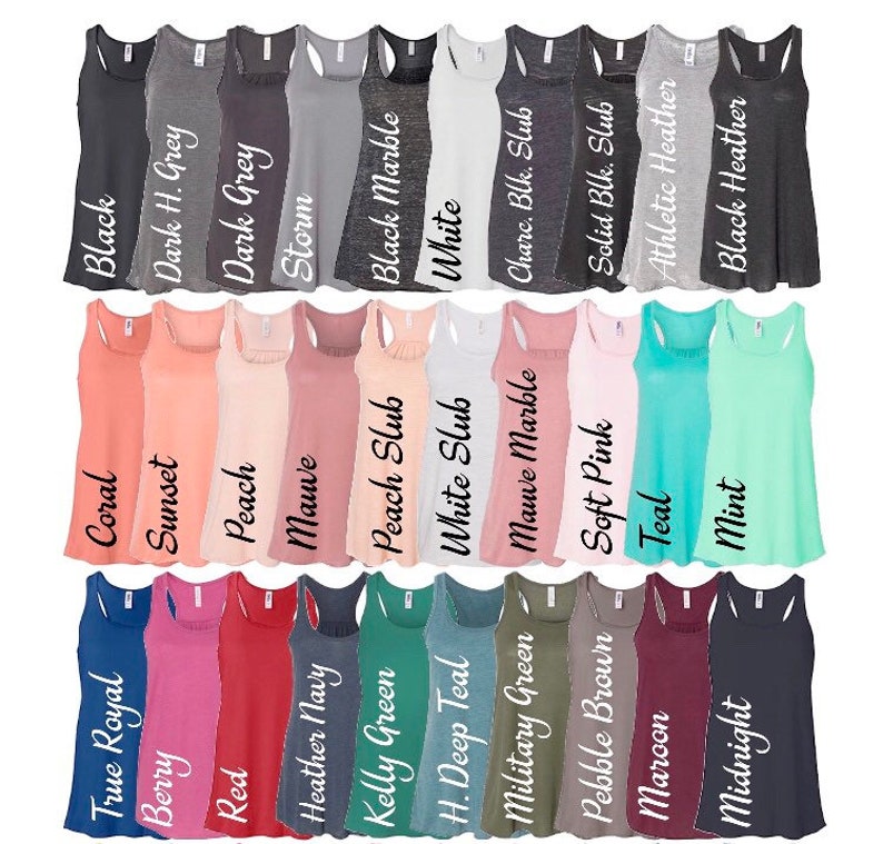 以下が含まれることがあります： 黒、白、グレー、ピンク、青、緑など、さまざまな色の女性用タンクトップのコレクション。 各タンクトップはレーサーバックのデザインです。 各タンクトップの下に色の名前が印刷されています。