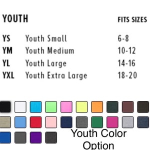 以下が含まれることがあります： 白地の背景に、子供服のサイズチャートが表示されています。チャートには、YS、YM、YL、YXLのサイズと、対応する年齢範囲が記載されています。チャートの下には、黒、白、青、緑、ピンクなどのカラーオプションがあります。「Youth Color Option」というテキストも表示されています。