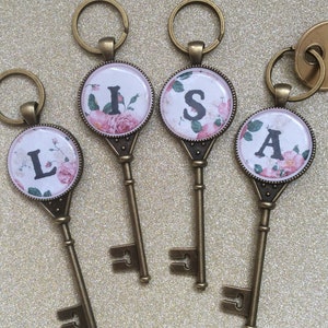 Initial Schlüsselanhänger, Initial KeyFob, Initial Schlüsselanhänger, Floral Schlüsselanhänger, Buchstabe Schlüsselbund, personalisierte Schlüsselanhänger, Floral Schlüsselanhänger,Flora Schlüsselanhänger,