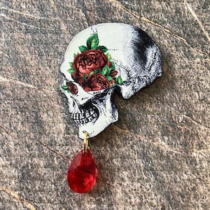 Statement Skull Pin,Skull and Rose badge ,Skull jewellery,Skull gift ideas,Skull Brooch, Skull gift ideas,Skull lover gifts,Skull and roses
