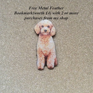 Puede incluir: Un marcapáginas de madera de color crema con un caniche. El marcapáginas tiene el texto "Free Metal Feather Bookmark (worth £4) with 2 or more purchases from my shop."