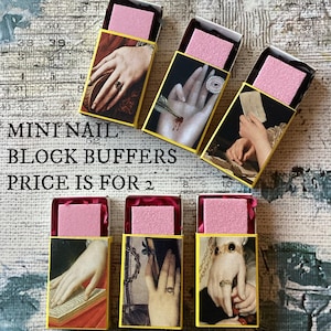 Puede incluir: Mini bloques pulidores de uñas en cajas decorativas. Cada caja contiene un pulidor rosa y una imagen de mano de estilo vintage. El texto "MINI NAIL BLOCK BUFFERS PRICE IS FOR 2" es visible.
