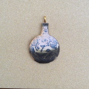 Wooden China Pendant /Chinese Ceramic Pendant/Blue and White China Jewelry/Delft Blue Brooch/Delft Blue Jewellery/Ming Dynasty Lapel Pin