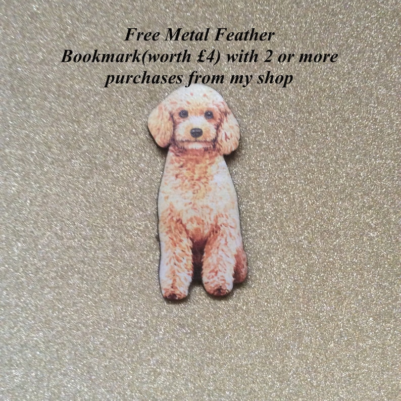 K&ouml;nnte beinhalten: Ein cremefarbener, h&ouml;lzerner Lesezeichen mit einem Pudel. Das Lesezeichen tr&auml;gt den Text "Free Metal Feather Bookmark (worth &pound;4) with 2 or more purchases from my shop."