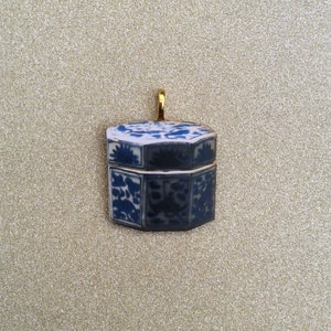 Miniature Flow Blue Pendant /Chinese Pendant/Blue and White China Jewelry/Delft Blue Brooch/Delft Blue Jewellery/Ming Dynasty Lapel Pin