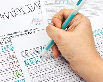 Puede incluir: Una mano escribiendo la letra 'R' en una hoja de papel rayada con un bolígrafo de gel turquesa. El papel tiene líneas para practicar la escritura cursiva. El papel tiene las palabras 'Uppercase Writing Words' en la parte superior.