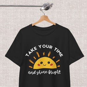 Ta din tid, skina starkt solsken, t-shirt | Motiverande t-shirt för skoltestning | Inspirerande t-shirt för månaden för mental hälsa | T-shirt med solgrafik