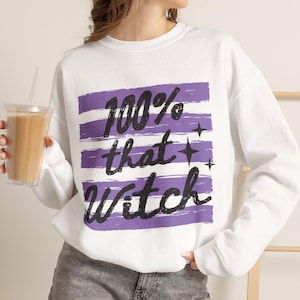 100% That Witch Sweatshirt | Rolig Halloweentopp | Lila ränder med häxiga vibbar | Häxgåva | Halloweenälskare | Sarkastisk hösttröja