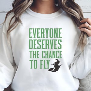 Iedereen verdient de kans om te vliegen Sweatshirt, op heksen geïnspireerde ronde hals, muziekfan, theatercadeau, musicalfilm, filmcitaat, cadeau voor haar afbeelding 1