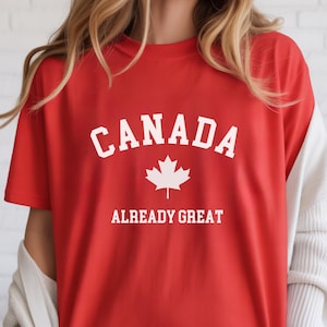 Camiseta "O Canadá já é ótimo", Camiseta pró-Canadá, Camiseta com declaração política, Folha de bordo, Cotovelos para cima, Orgulho canadense, Estou com o Canadá, Presente para qualquer pessoa