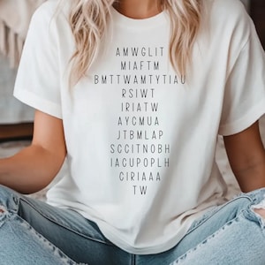 Camiseta con el acrónimo ATW Bridge, camiseta con letra emotiva para amantes de la música, con vibras musicales otoñales, la época del desamor otoñal, regalo inspirado en el rojo para adolescentes o preadolescentes.