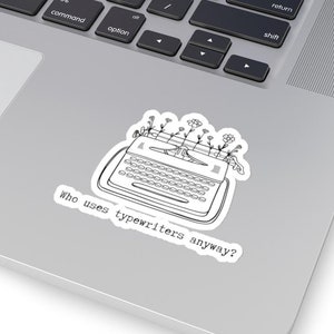 Vintage schrijfmachine bloem sticker, die toch schrijfmachines gebruikt, zwart-wit schrijver esthetiek, tijdperk gemartelde dichters, tijdperken merchandise, laptopdecor