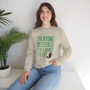 Iedereen verdient de kans om te vliegen Sweatshirt, op heksen geïnspireerde ronde hals, muziekfan, theatercadeau, musicalfilm, filmcitaat, cadeau voor haar afbeelding 7