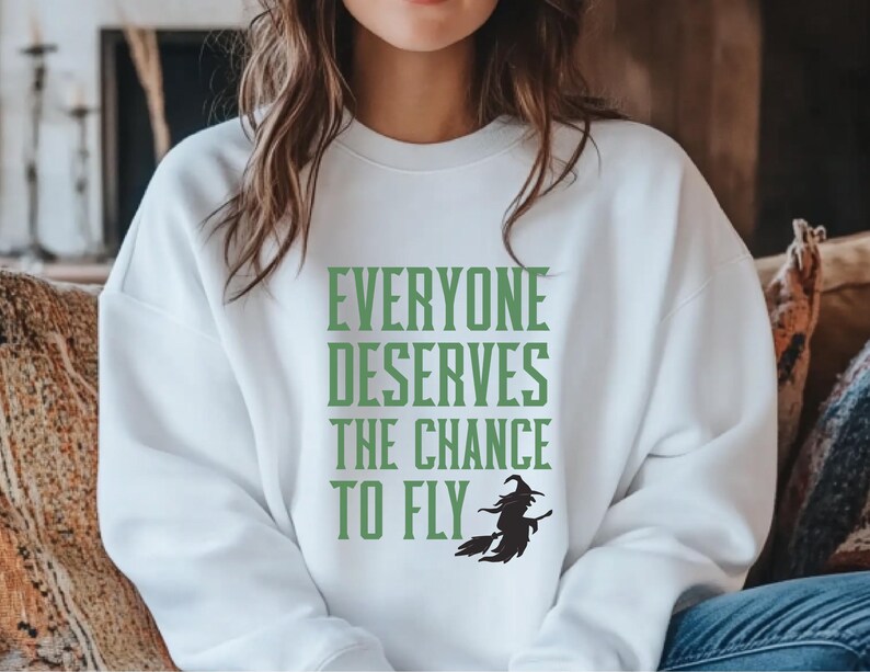 Iedereen verdient de kans om te vliegen Sweatshirt, op heksen geïnspireerde ronde hals, muziekfan, theatercadeau, musicalfilm, filmcitaat, cadeau voor haar afbeelding 11