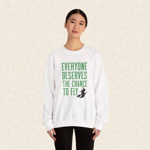 Iedereen verdient de kans om te vliegen Sweatshirt, op heksen geïnspireerde ronde hals, muziekfan, theatercadeau, musicalfilm, filmcitaat, cadeau voor haar afbeelding 8