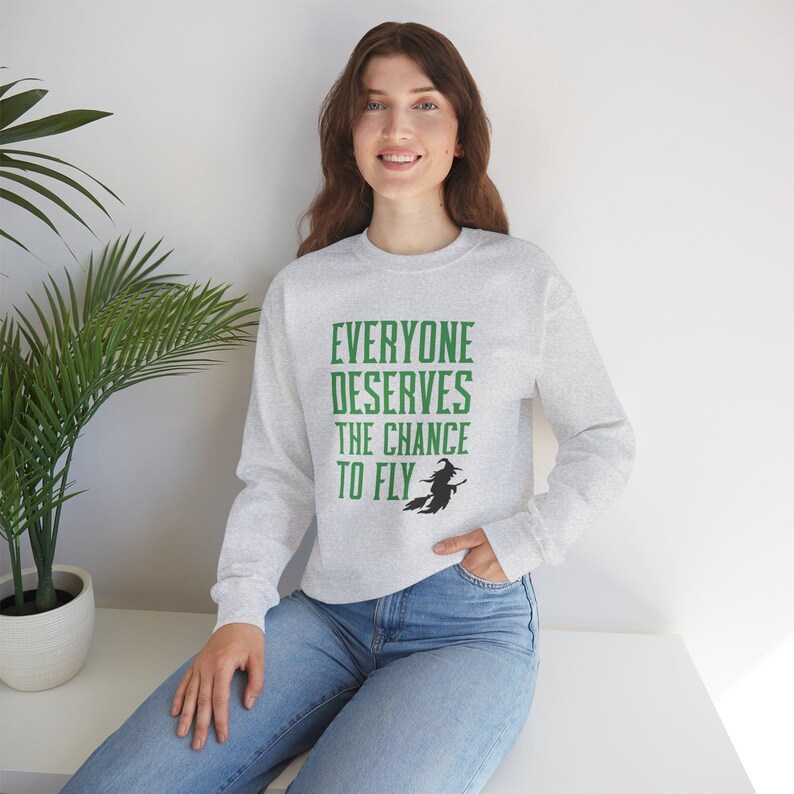 Iedereen verdient de kans om te vliegen Sweatshirt, op heksen geïnspireerde ronde hals, muziekfan, theatercadeau, musicalfilm, filmcitaat, cadeau voor haar afbeelding 6