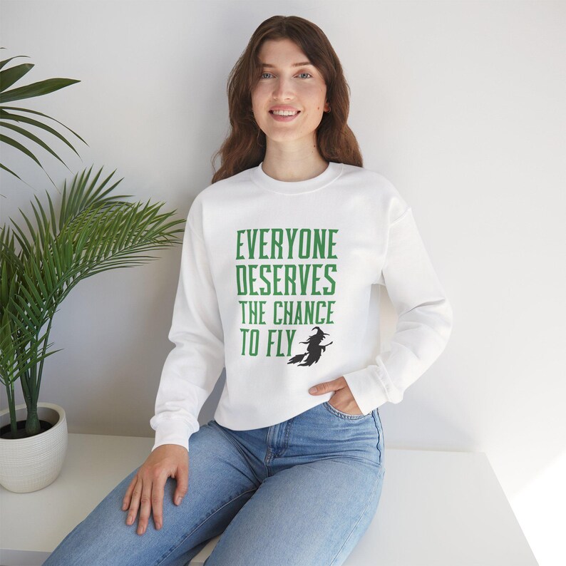 Iedereen verdient de kans om te vliegen Sweatshirt, op heksen geïnspireerde ronde hals, muziekfan, theatercadeau, musicalfilm, filmcitaat, cadeau voor haar afbeelding 5