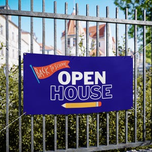 Może przedstawiać: Niebieski baner z białymi słowami "OPEN HOUSE" i żółtą grafiką ołówka. Baner zawiera również tekst "BACK TO SCHOOL" w czerwonym banerze. Baner wisi na metalowym płocie.