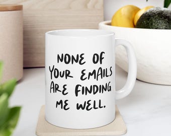 Caneca engraçada para escritório, Nenhum dos seus e-mails está me encontrando bem, Presente de humor no trabalho, Presente para colega de trabalho, Amigo secreto, Xícara de café sarcástica, Decoração de escritório