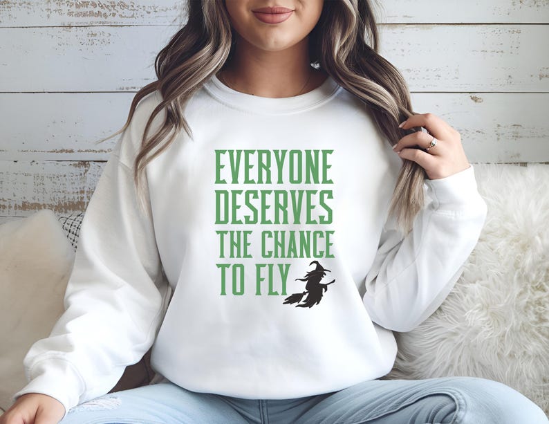 Iedereen verdient de kans om te vliegen Sweatshirt, op heksen geïnspireerde ronde hals, muziekfan, theatercadeau, musicalfilm, filmcitaat, cadeau voor haar afbeelding 1