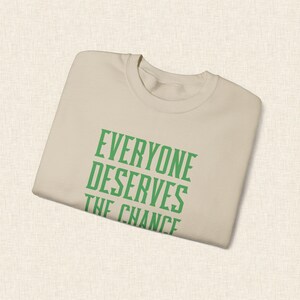 Iedereen verdient de kans om te vliegen Sweatshirt, op heksen geïnspireerde ronde hals, muziekfan, theatercadeau, musicalfilm, filmcitaat, cadeau voor haar afbeelding 10