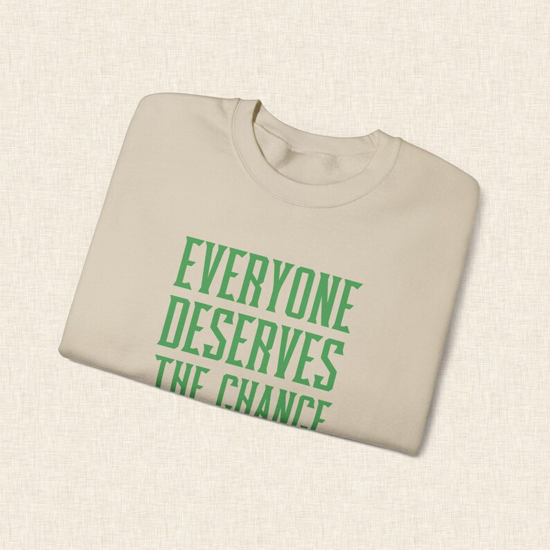 Iedereen verdient de kans om te vliegen Sweatshirt, op heksen geïnspireerde ronde hals, muziekfan, theatercadeau, musicalfilm, filmcitaat, cadeau voor haar afbeelding 10