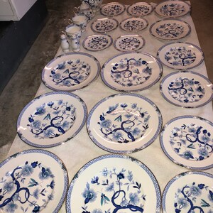 Puede incluir: Un juego de vajilla de porcelana azul y blanca con un patrón floral. El juego incluye platos, cuencos y una tetera.