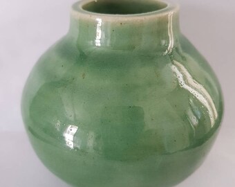 Ręcznie wykonana ceramiczna okrągła doniczka na rośliny/dyfuzor olejków, szkliwiona w połyskującym, jadeitowym kolorze zielonym